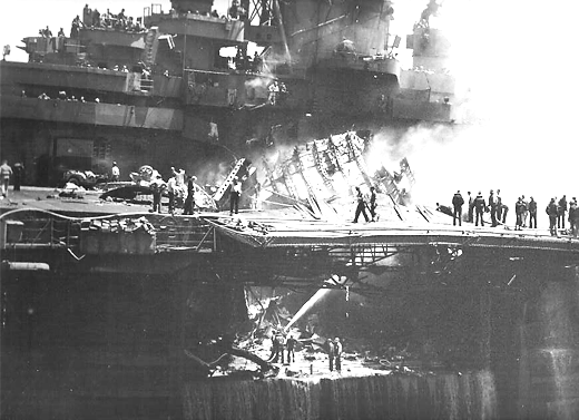 CV-17_BunkerHill-kamikaze 5月11日特攻機によって破壊されたアメリカ軍空母「バンカーヒル」
