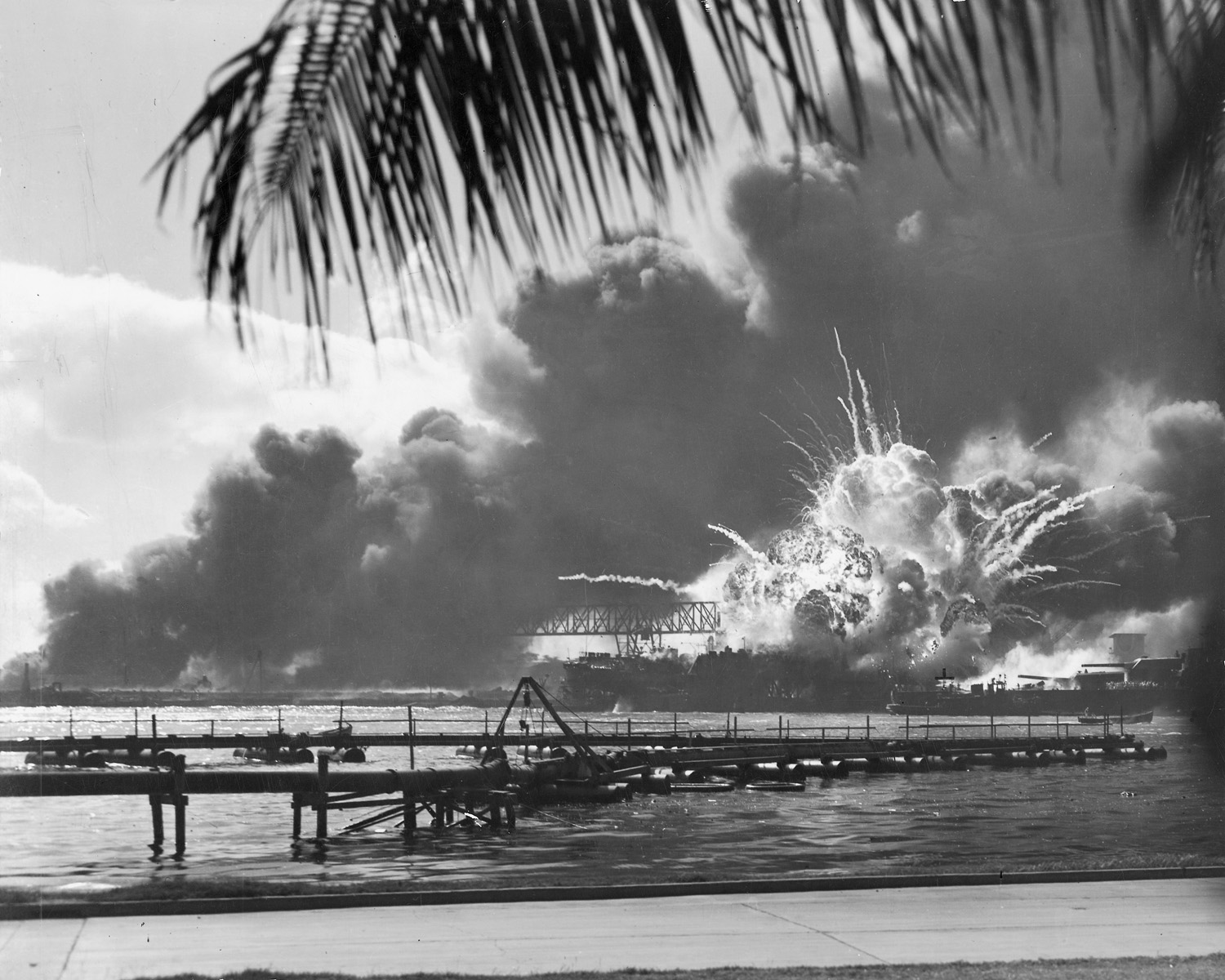真珠湾攻撃で爆撃される駆逐艦「ショー」