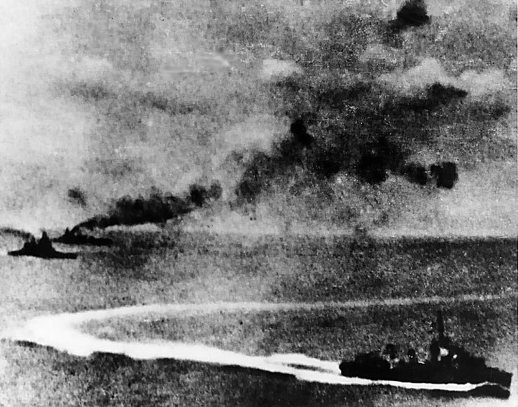 日本軍機の空襲を受けるプリンス・オブ・ウェールズとレパルス