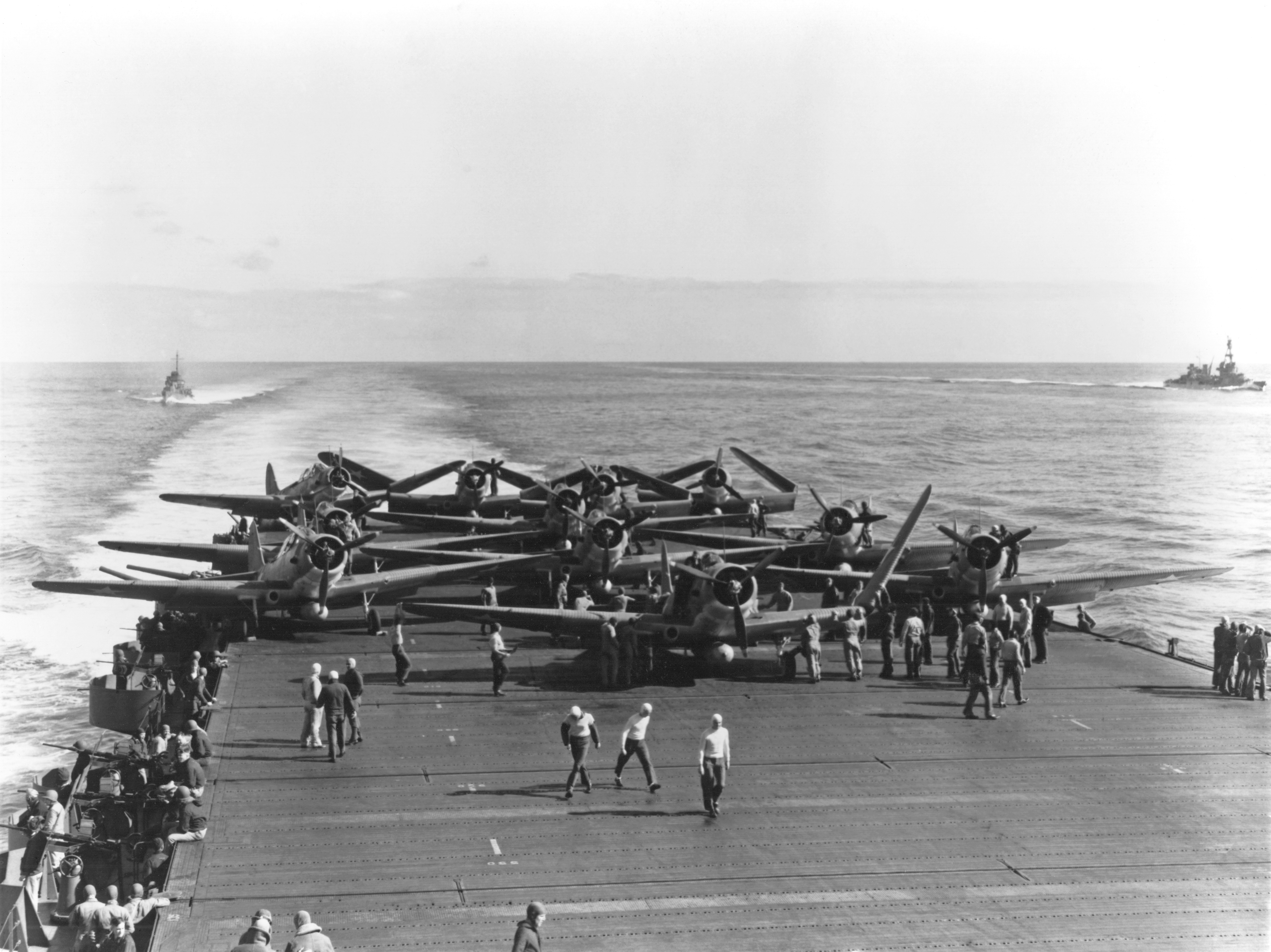 ミッドウェー海戦でのアメリカ軍空母「エンタープライズ」と艦載機（TBD）