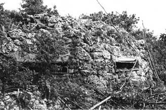 日本軍が斜面を利用して構築したトーチカ
