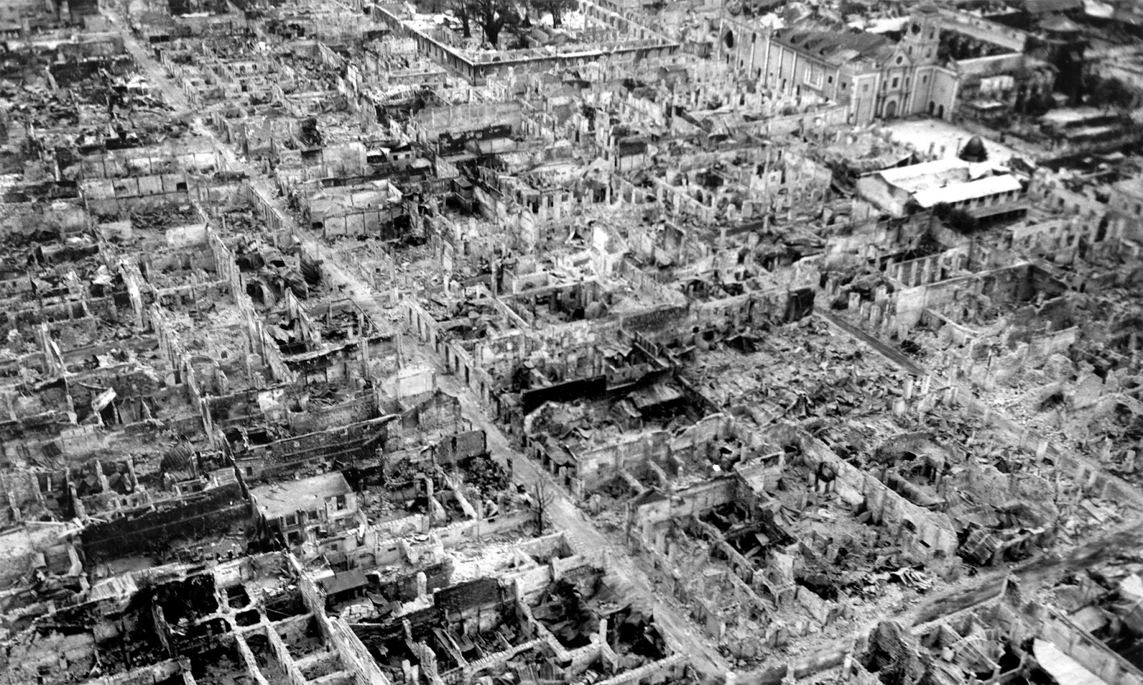 日米の交戦によって廃墟と化したマニラ市街
