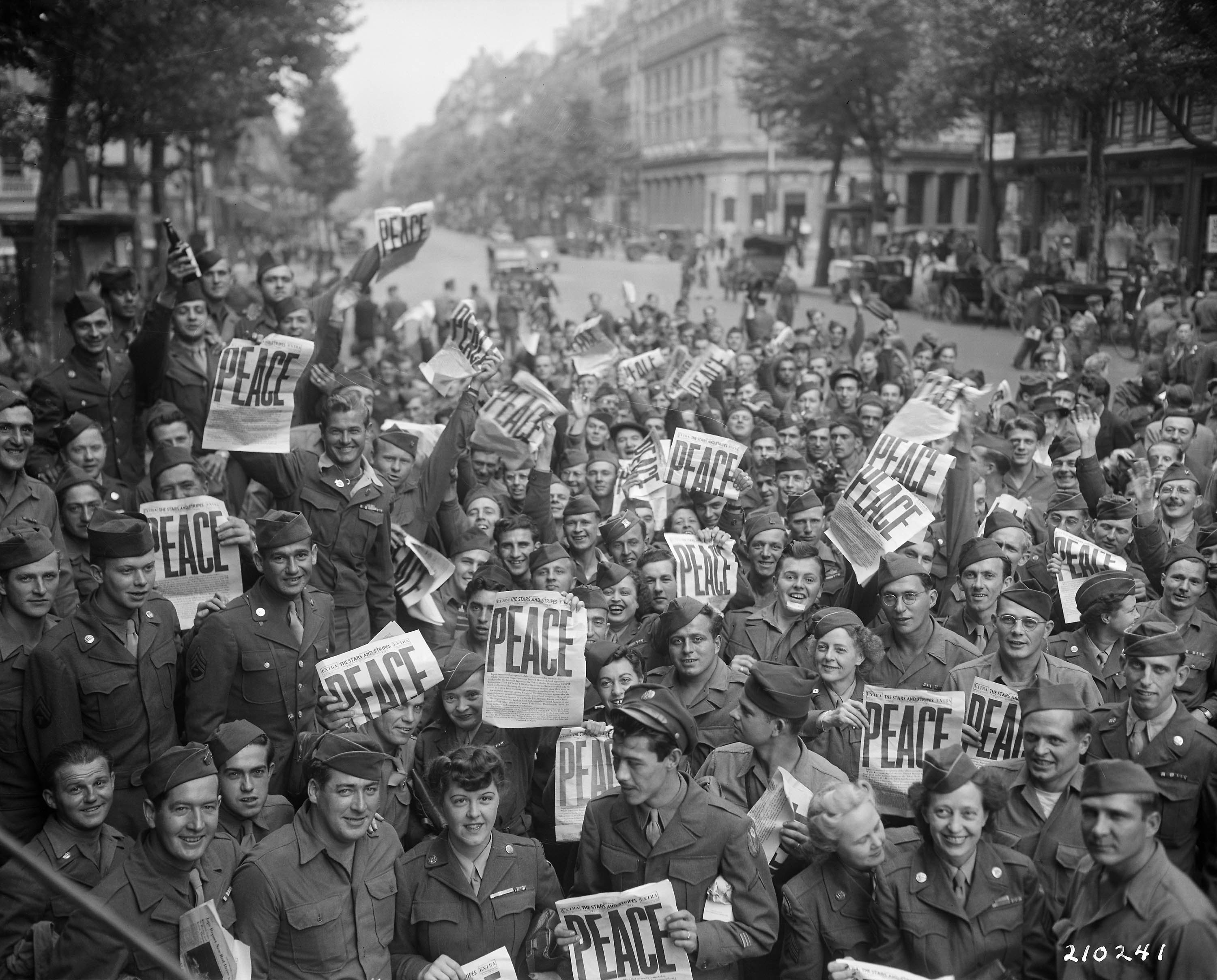 日本の無条件降伏を喜ぶパリのアメリカ軍人